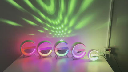 LÁMPARA PARLANTE 4 EN 1 - CARGADOR INALÁMBRICO, PARLANTE, RADIO Y LUCES RGB